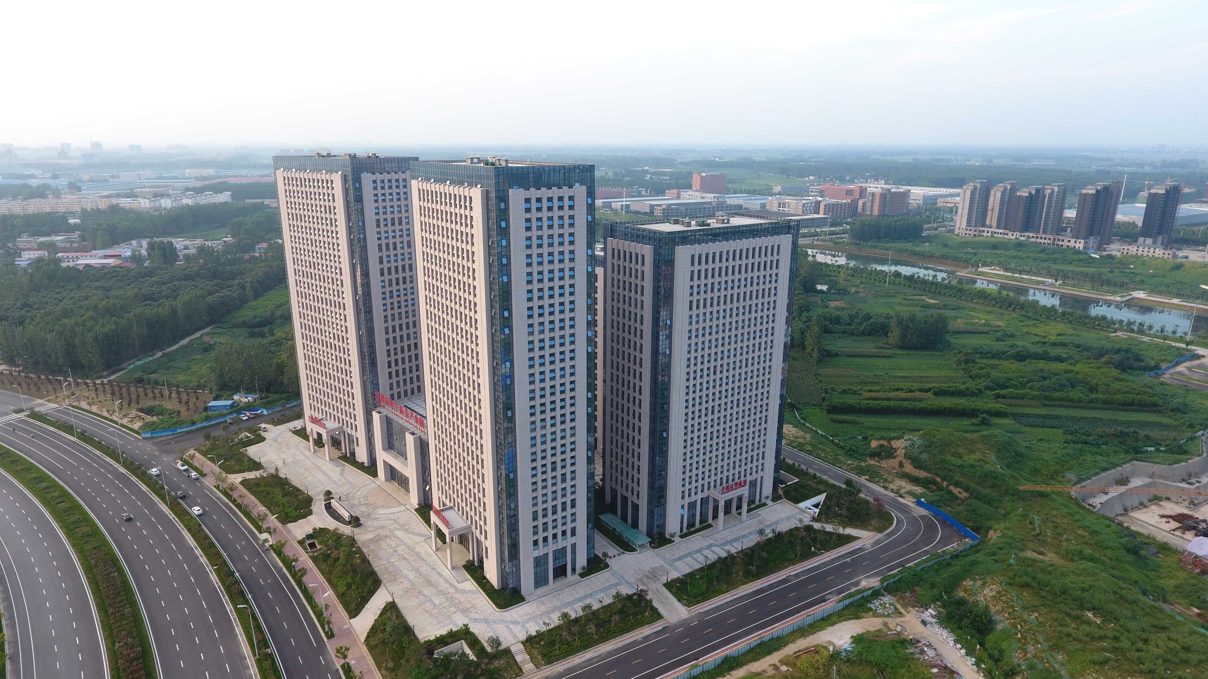 许昌跨境电商孵化基地位于许昌商务中心区许昌市电子商务产业园,一期